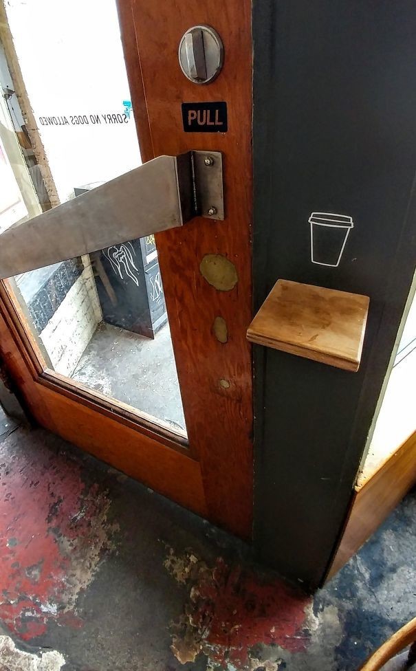 Освободи руки - подставка для напитков возле двери 