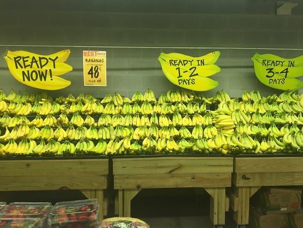 В этой лавке бананы распределены по степени спелости: спелые, поспеют через 1-2 дня, поспеют через 3-4 дня