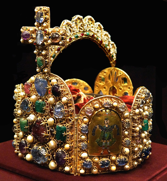 Корона королей и императоров Священной Римской империи имеет несколько названий, одно из самых известных – корона Карла Великого, и изготовлена она в конце 10 века.