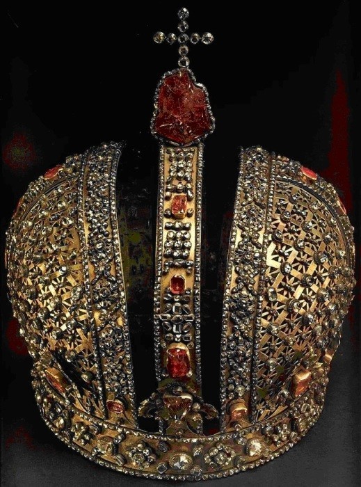 Императрица Анна Иоановна для своей коронации заказала новую корону, и она была выполнена в соответствии с ее вкусами и пожеланиями, многие драгоценные камни при этом были использованы из короны Екатерины I.