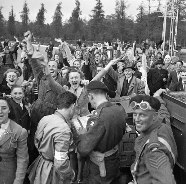 Победа в разных уголках мира в фотографиях