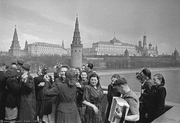 Победа в разных уголках мира в фотографиях