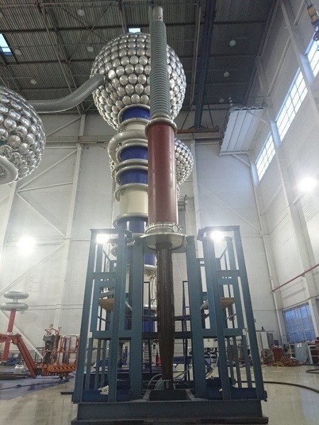 Впервые в России на заводе «Изолятор» создан и испытан ввод «масло-элегаз» 500 кВ