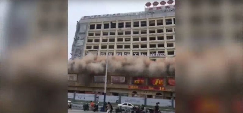 12-этажное здание в Китае снесли в нескольких метрах от дороги и прохожих 