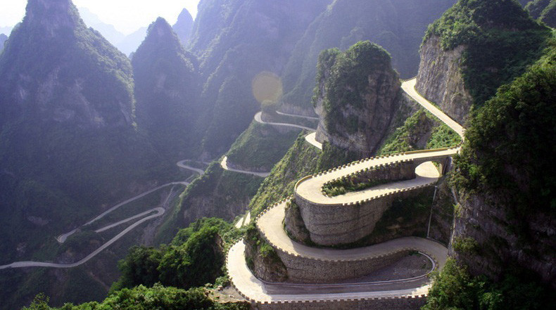 9. Дорога Tianmen Mountain, Китай
