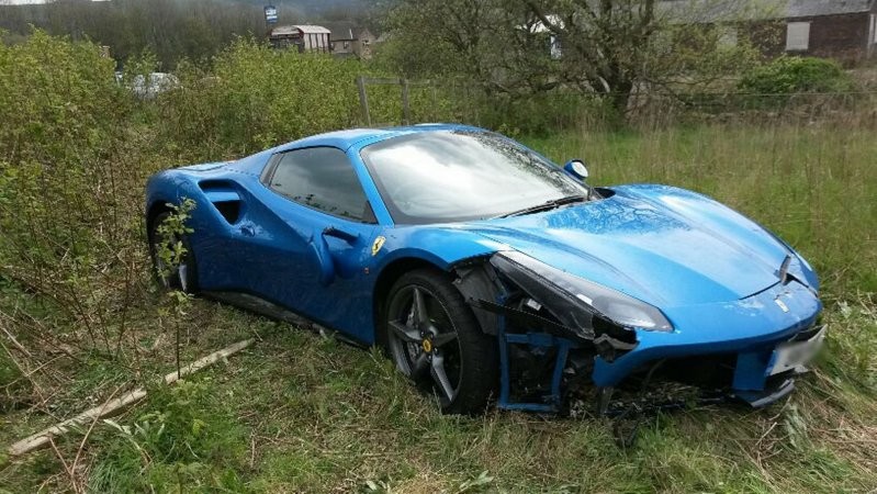 В Великобритании владелец разбил Ferrari и бросил ее посреди поля