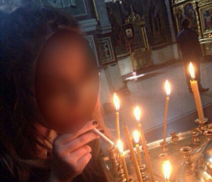 СК начал проверку по делу прикурившей от свечи в храме девушки