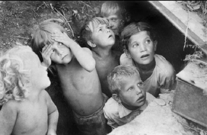 Дети прячутся от бомбежки 22 июня 1941 года.
