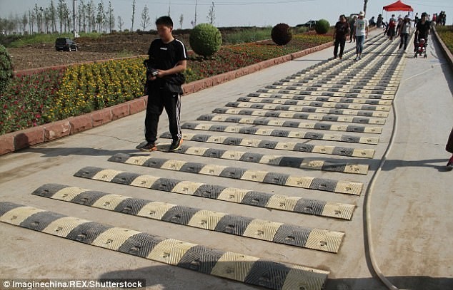 Китайцы установили "лежачие полицейские" для туристов