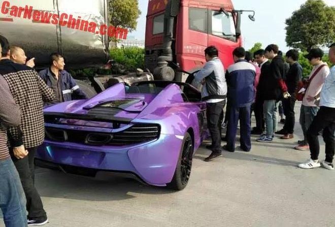 В Китае суперкар McLaren 650S въехал в грузовик
