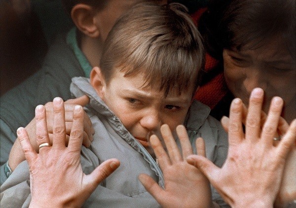 Отец и сын прощаются во время эвакуации при осаде Сараева, 10 ноября 1992 года.