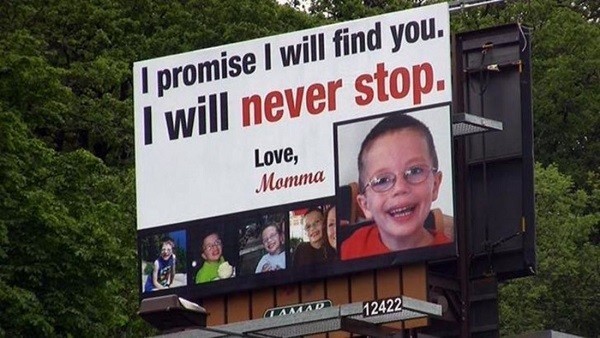 Билборд о пропаже семилетнего мальчика: «Я обещаю, я найду тебя. Я не перестану тебя искать. Люблю, мама». Его так и не нашли.