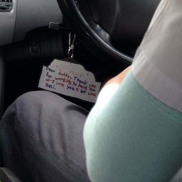 Записка, замеченная в такси: «Дорогой папа, спасибо за твою тяжелую работу ради нас. Я люблю тебя очень сильно».