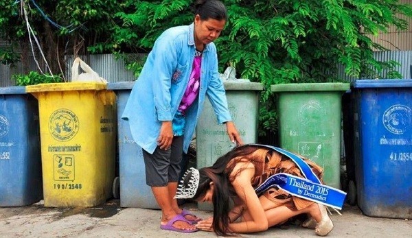 Обладательница титула «Мисс Таиланд — 2015» в знак глубокого уважения становится на колени перед своей матерью.