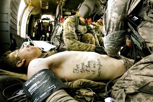 Татуировка на теле солдата гласит: «Я пожертвую всем ради тех, кого люблю».