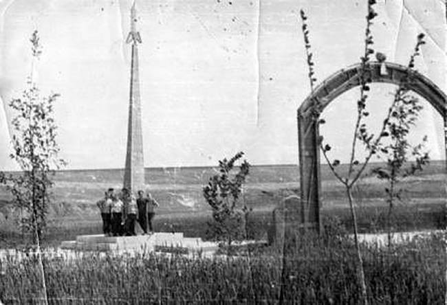 Мемориал на месте приземления Гагарина и история его создания