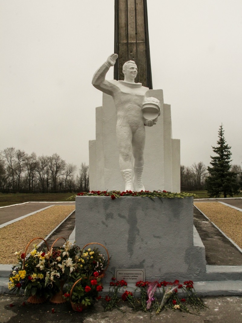 Мемориал на месте приземления Гагарина и история его создания