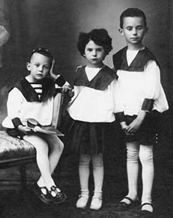 Леонид Гайдай с сестрой Августой и братом Александром.