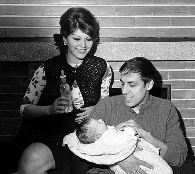 Адриано Челентано и Клаудиа Мори с дочерью Розалиндой, 1968 год.