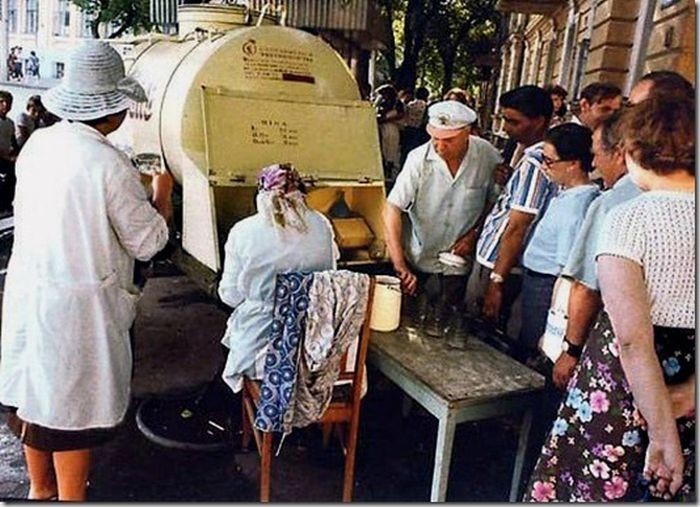 Летом был популярен квас из бочки, за ним ходили с бидончиками и с банками в авоськах, СССР, 1970-е