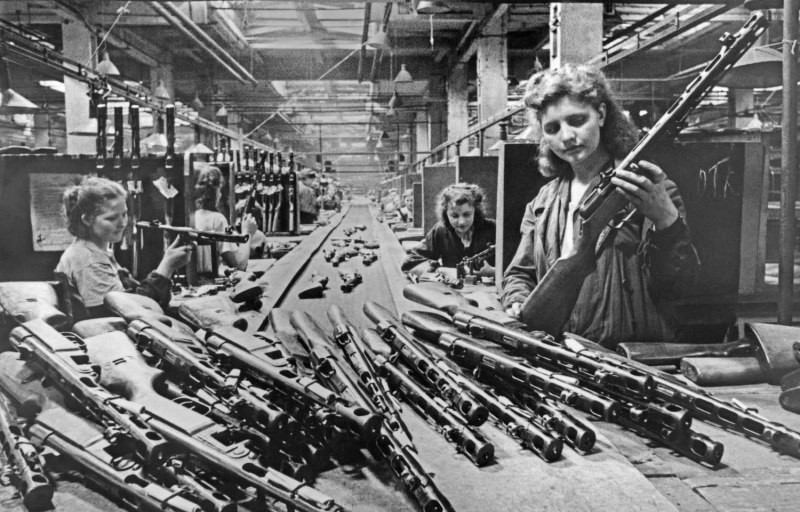 Женщины во время конвейерной сборки пистолетов-пулеметов ППШ на заводе в Москве,