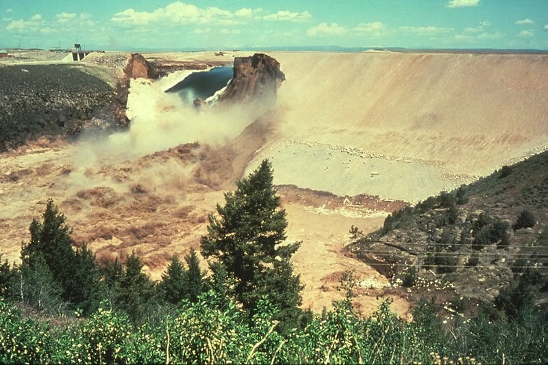Прорыв плотины Teton в Рексбурге, штат Айдахо,