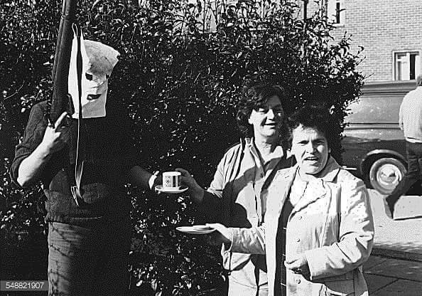 Жители Лондондерри принесли чай и печеньки бойцу ИРА, 1972 год.