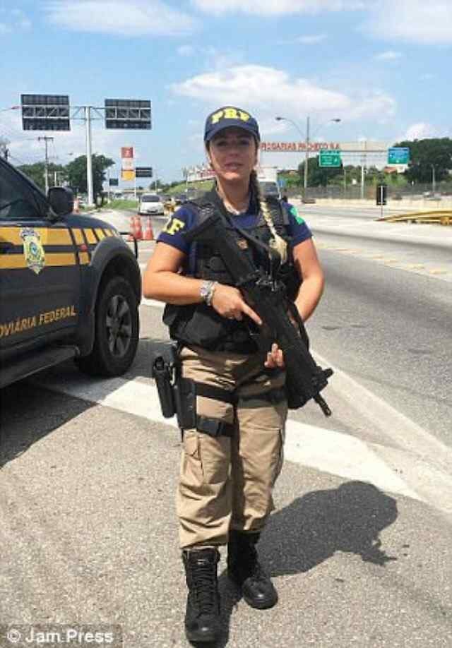 " Полицейский в бикини" на самых опасных улицах мира