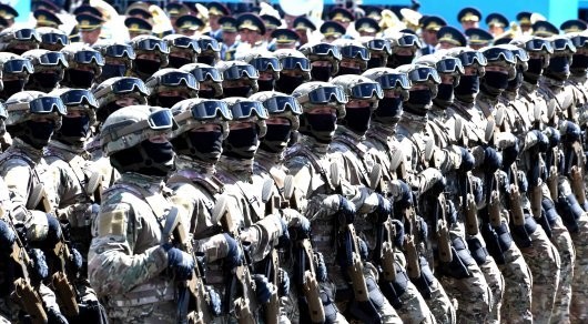 В военном параде приняли участие более пяти тысяч военнослужащих, в составе 26 пеших парадных расчетов. Механизированная колонна была представлена 300 единицами военной техники и вооружения. 
