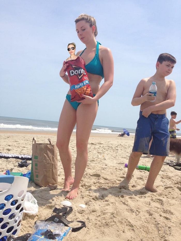 Девушка вставила себя на пляжные фотографии своих друзей