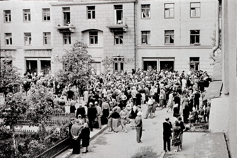 Фото 1959-1961 гг. из архива McSeam. Очередь за коврами на 5-й Парковой улице.