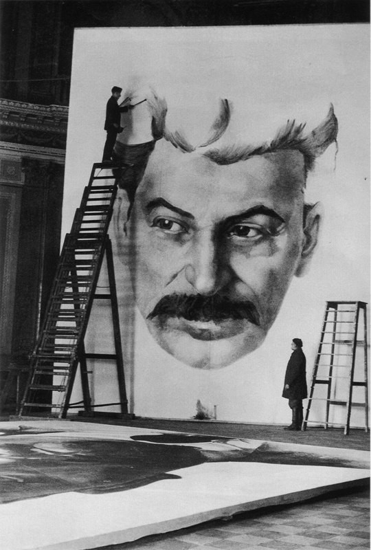 Студенты Академии художеств работают над портретом Сталина для украшения Ленинграда к празднованию 1 мая. 1934 год.