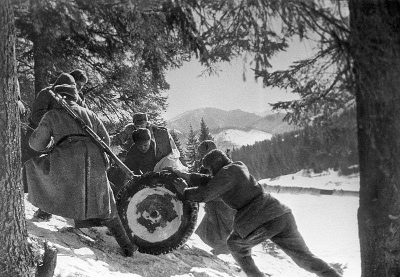 Советские бойцы толкают в гору орудие 4-й Украинский фронт Январь 1945 г.