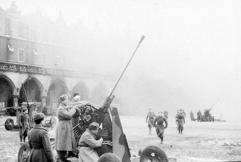 Советские зенитчики ведут огонь по немецким самолетам с одной из площадей Кракова 8.02.1945.