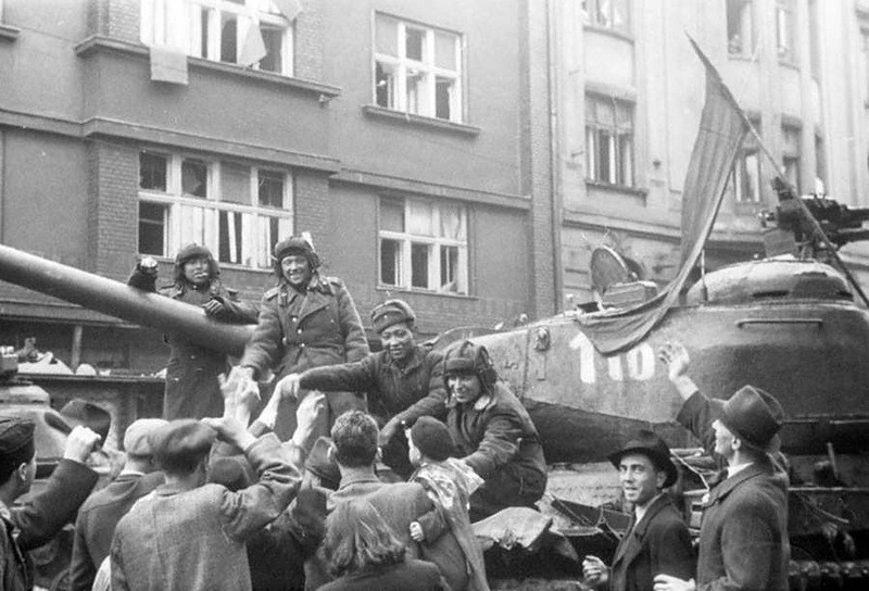 Население города Моравская Острава приветствует советских танкистов, май 1945.j