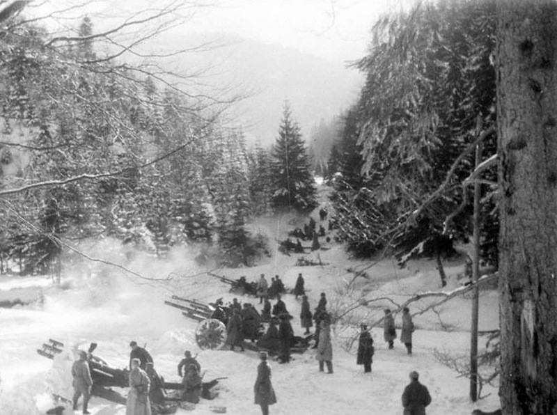 Батарея старшего лейтенанта Александра Кузнецова на огневой позиции в Карпатских горах. 2.03.1945. Чехословакия.