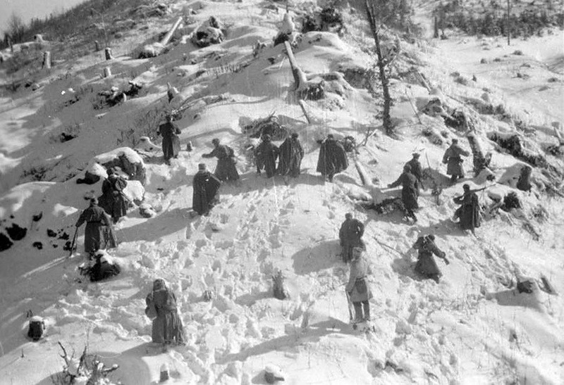 Советские бойцы преодолевают горную местность. Чехословакия. 1945.