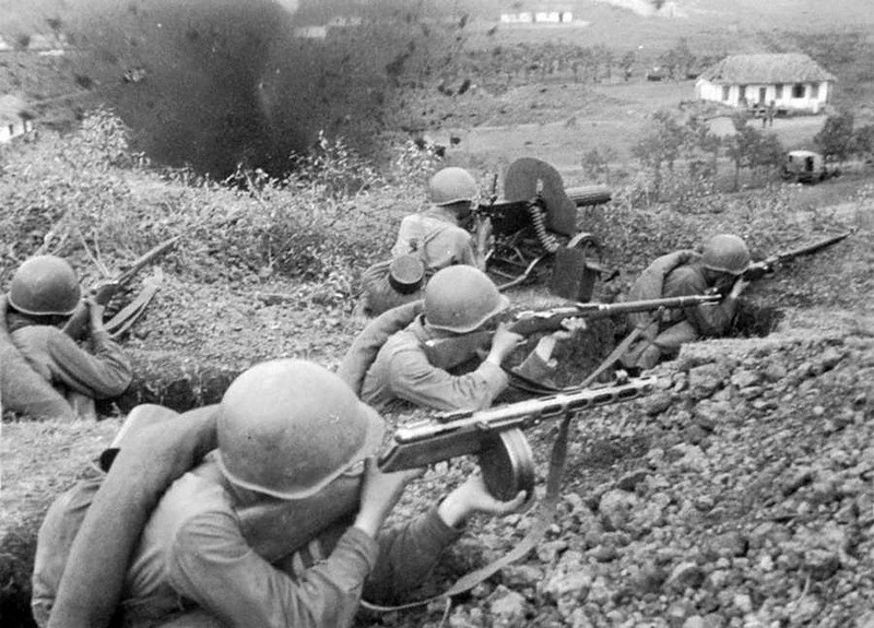 Бойцы ведут бой за населенный пункт на Северном Кавказе 1942.