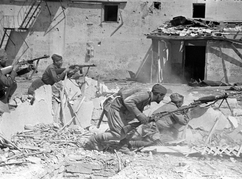 Советские бойцы выбивают немцев из западной части станицы Крымской, 1943 год.