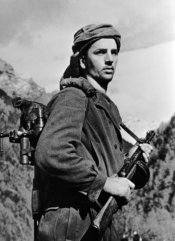 Солдат-абхазец с пистолетом-пулемётом ППШ в горах Кавказа, август 1942 года.