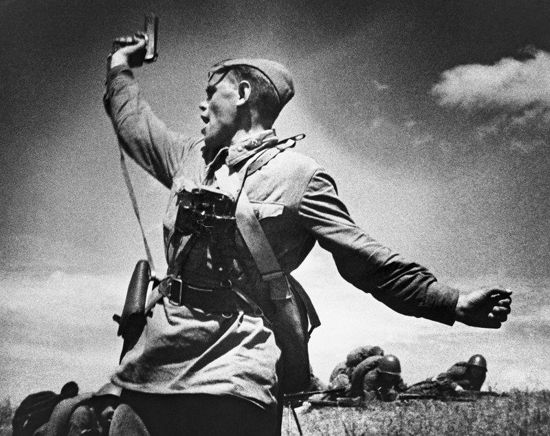 Младший политрук Алексей Ерёменко ведёт солдат в атаку, июль 1942 года.