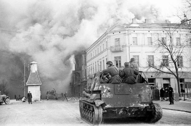 Советские самоходные орудия СУ-76 въезжают в город Ченстохов (Częstochowa). Польша, 1-й Украинский фронт, 8 февраля 1945 года.