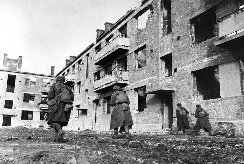 Советская штурмовая группа ведет операцию по захвату здания, в котором засел противник, апрель 1944 года.