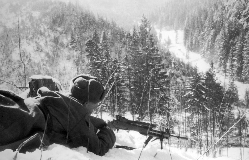 Красноармеец обстреливает из пулемёта ДП-27 дорогу, по которой движется противник в Карпатских горах. 5 марта 1945 года.