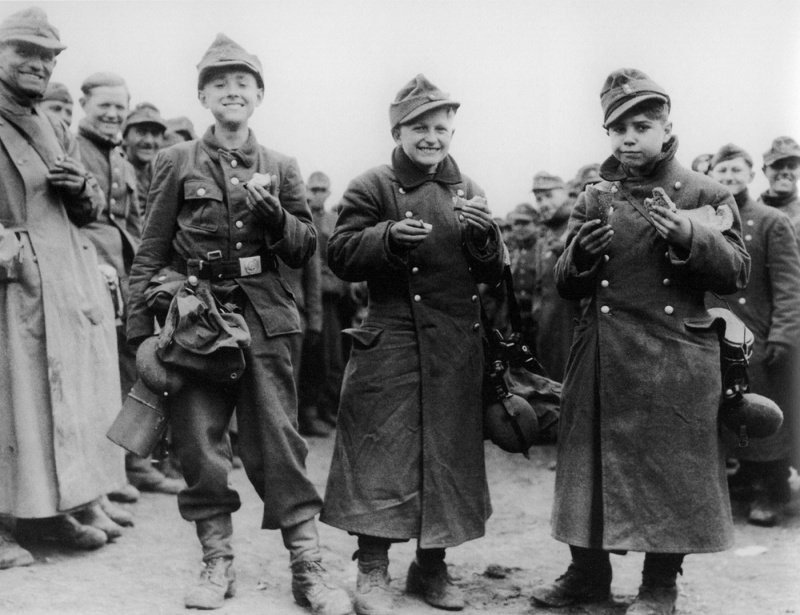 Фотографии: "Немцы сдаются в плен  апрель-май 1945"