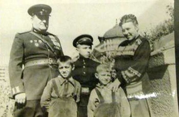 Михаил и Нина Воробьёвы с приёмным сыном Сергеем и родными детьми.