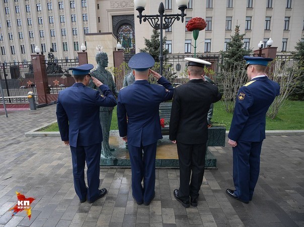 Четыре молодых офицера в парадной форме на Фрунзенской набережной не привлекали к себе повышенного внимания