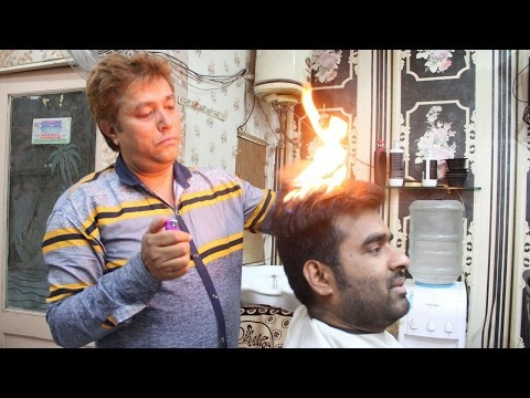 Парикмахер с зажигалкой стрижет волосы клиентов огнем 
