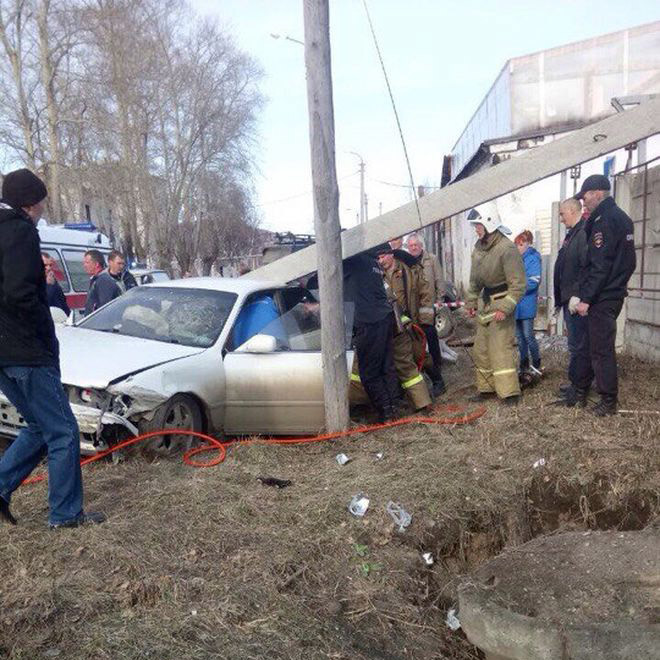 Авария дня. Встреча с бетонным столбом