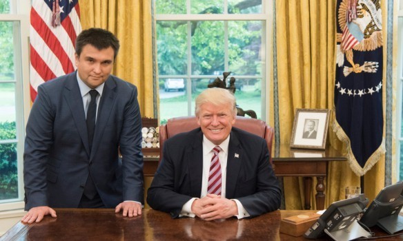 А фото сидящего Трампа и стоящего рядом Климкина… это однозначная «перемога»